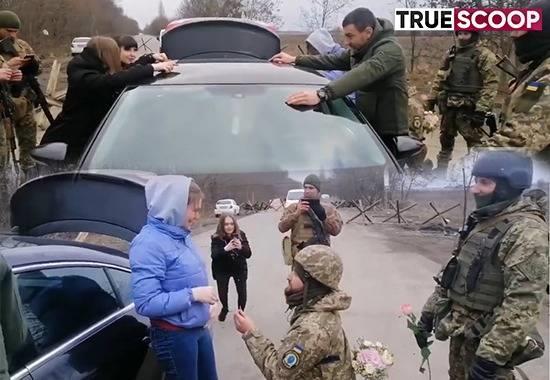 Ukrainian-army-personnel Ukrainian-army-personnel-Propose Ukraine-Soldier-Propose-Viral-Video