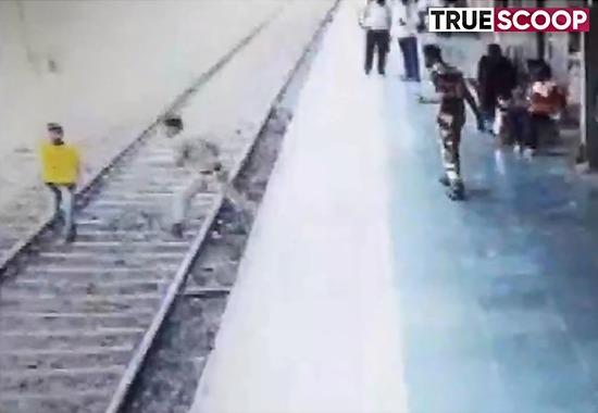 Thane-Viral-Video Thane-constable-saves-teen Vitthalwadi-railway-station
