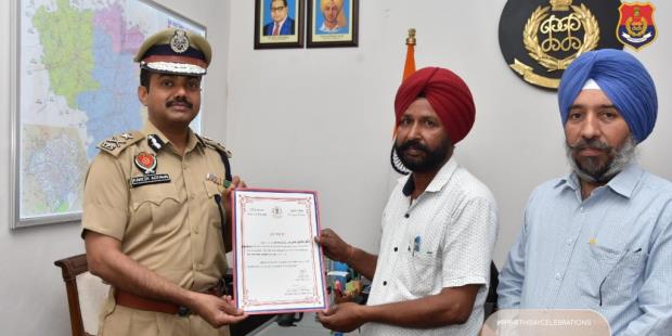 Chief-Minister-Bhagwant-Mann -felicitating-Police-Personnel- -Director-General-of-Police