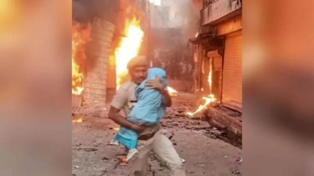 Rajasthan Police, act of Bravery, Netresh Sharma, Truescoop News, Violence in Rajasthan, India News, India News Today, India News Live, India Live Updates | Rajasthan cop rescues child from Burning house in Karauli during violence, says"It is my duty"- True Scoop