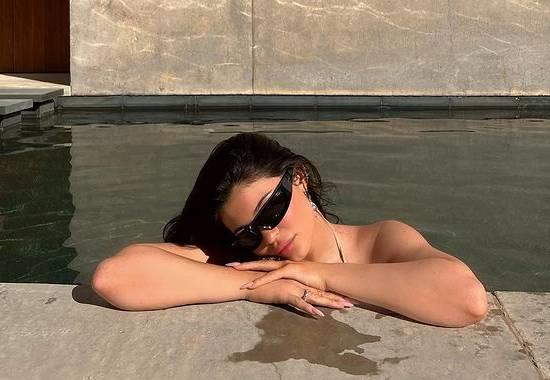 Kylie Jenner 'nak*d bikini' photoshoot sets the internet on fire; goes viral in no time; Watch
