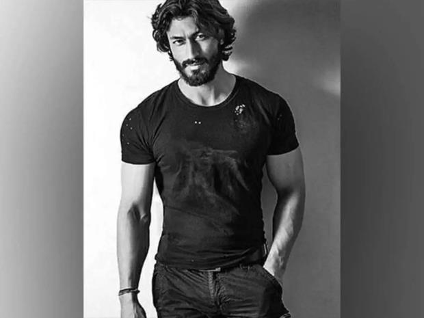 Vidyut Jammwal Won Hearts Of His Fans By Taking One Of His Fans to Ride in His Luxury car ‘Aston Martin’. Fans Said - A True Gentleman 