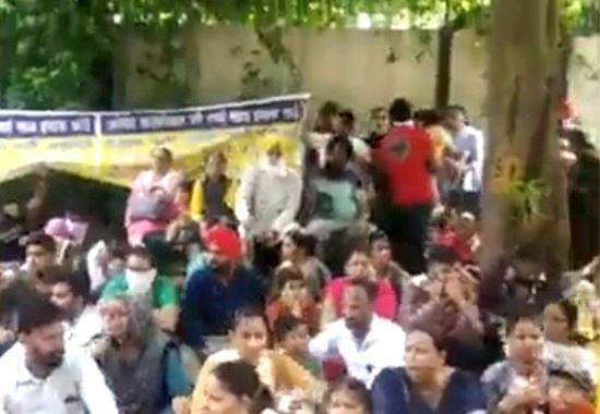 Teachers from Punjab protesting outside Delhi CM Arvind Kejriwal’s residence; Watch the video