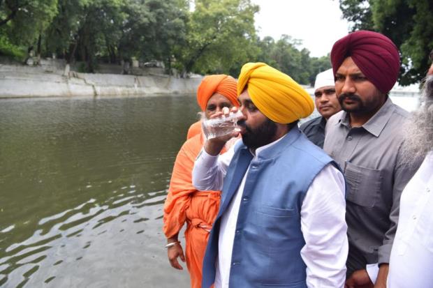 CM-Mann -CM-Mann-Punjab -CM-Mann-Drinks-a-glass-of-water-from-Pavitar-Kali