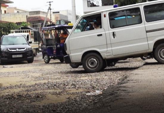 #Jalandhar Ground Report: Deplorable roads dotting to city's biggest hospital & school putting lives into jeopardy