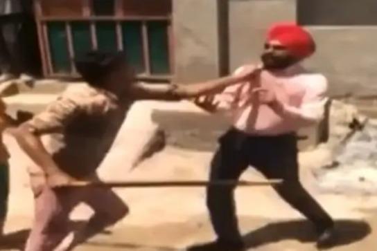 Sanitary-inspector-beaten-up Couple-beat-up-inspector Viral-video-muktsar
