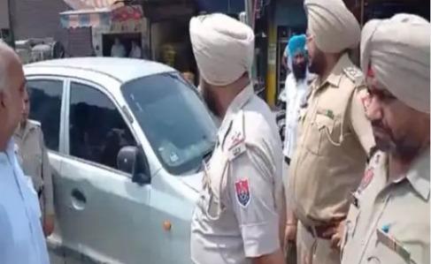 Woman's high-voltage drama in Punjab: Police stop the car after seeing black mirrors; woman locks herself inside