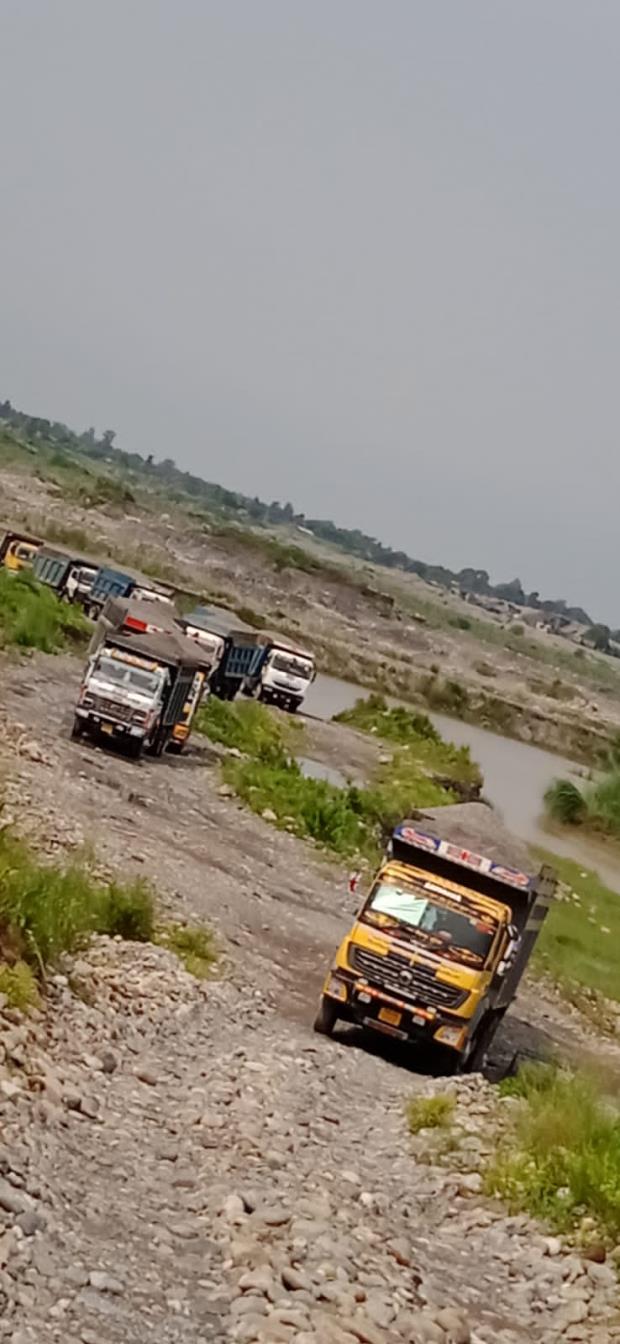 Pathankot: Crackdown against illegal mining 11 heavy truck seized at the prohibited site  3 arrested on the spot 
