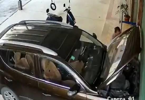 Viral Video: Man crushed while repairing automatic car vehicle in horrific CCTV footage; Watch