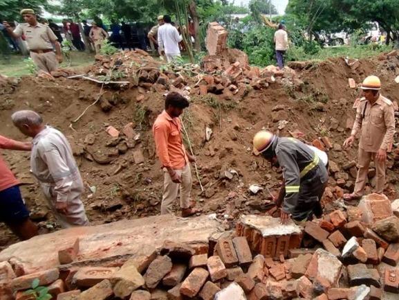 Noida Noida-Viral-Video Noida-Wall-collapses