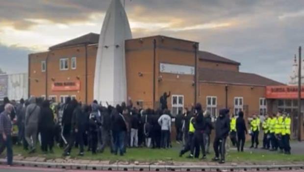 Birmingham: Masked Islamists demonstrates surrounding temple with 'Allahu Akbar' chants in the viral video: Watch