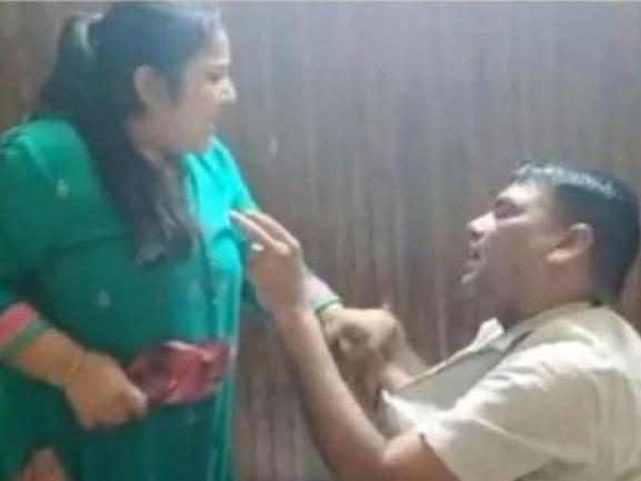 Agra Viral Video: Angry wife beats up husband after she catches him cheating red-handed in a hotel, watch
