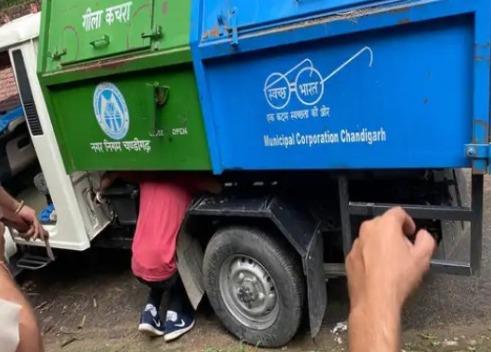 Corporation driver dies in Chandigarh: Trolley fell on neck; reached Sector-23 to collect garbage