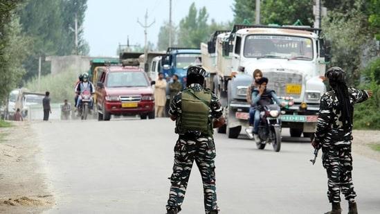 Pulwama: One cop dead and a CRPF man injured in a terrorist attack on patrolling party, search operations underway