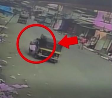 Auto-Rickshaw-driver-molests-girl girl-dragged-by-autorickshaw-driver Maharashtra-Viral-video