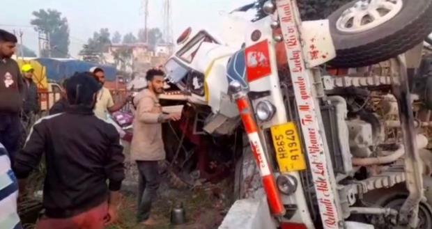 Road-accident-in-Phagwara Truck-overturned-in-Phagwara Punjab-News