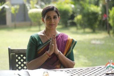 Sonali Kulkarni plays chief minister in Suneil Shetty-led OTT series 'Dharavi Bank'