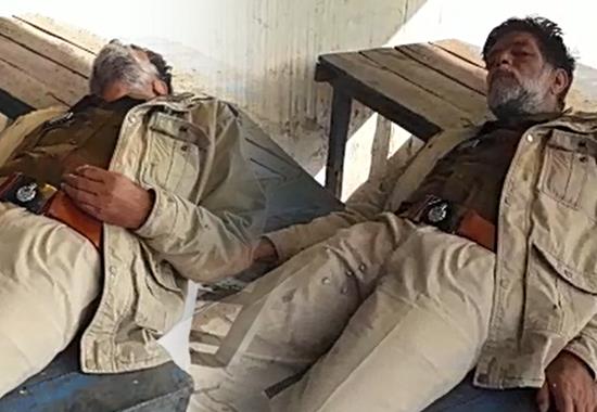 Amritsar: ASI Punjab Police found under influence of drugs at Dhaba, video viral 