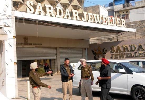 IT raids big jewelry and cosmetic stores of Jalandhar and Ludhiana over income manipulation