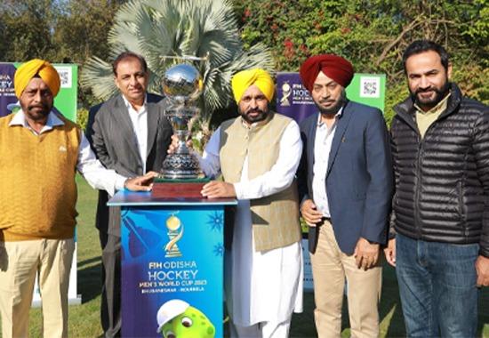 Hockey Punjab President Nitin Kohli & others hand over FIH Hockey WC Trophy to CM Bhagwant Mann