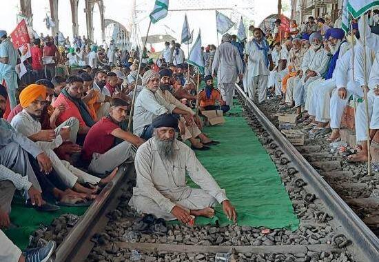 farmers protest Punjab, farmers to block railway lines, railway tracks to blocked from 12pm to 3 pm, Punjab News, Punjab News Today, Latest Punjab News, Top Punjab News, Punjab News Live, Punjab News Update- True Scoop