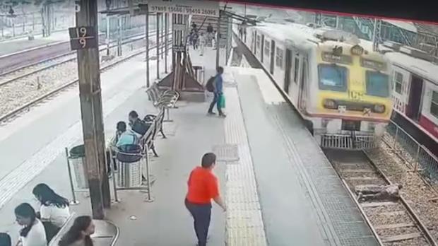 Mumbai: Railway staff jumps before approaching train at Vile Parle station, dies by suicide; Video Viral
