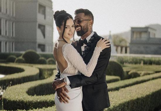 Hardik Pandya-Natasha Stankovic's WHITE wedding pics out; Cricketer kisses  his wife