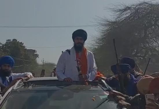 Waris Punjab De Chief Amritpal Singh reaches Ajnala, hundreds of supporters join him: watch | amritpal-singh,amritpal-singh-protest,amritpal-singh-ajnala-protest- True Scoop