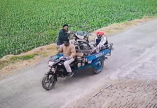 Amritpal Singh seen escaping in  'Bike Thela' after motorcycle broke down; Pic Viral | Amritpal-Singh,Amritpal-Singh-Thela,Amritpal-Singh-Bike-Thela- True Scoop
