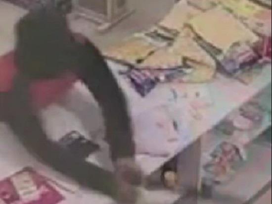 Shopkeeper Fights Back Against Armed Robber with Sword | Punjab-News,Punjab-News-Today,Latest-Punjab-News- True Scoop