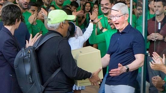 Apple CEO Tim Cook's priceless reaction to vintage Macintosh at Mumbai store opening | India-News,India-News-Today,India-News-Live- True Scoop