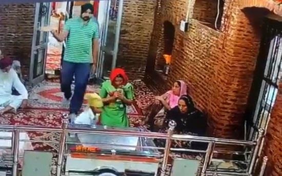 Sacrilege attempt at Gurdwara Sri Kotwali Sahib in Morinda; Man tries to throw holy book | Punjab-News,Punjab-News-Today,Latest-Punjab-News- True Scoop