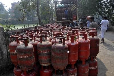 Commercial LPG cylinder price cut by Rs 171.50, cooking gas price kept unchanged | India-News,India-News-Today,India-News-Live- True Scoop