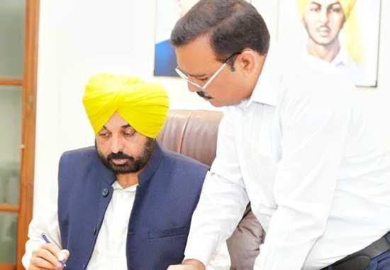 Punjab Office Timing, Punjab Office Timing Bhagwant Mann, Bhagwant Mann Punjab Office Timing Changed, Punjab News, Punjab News Today, Latest Punjab News, Top Punjab News, Punjab News Live, Punjab News Update- True Scoop