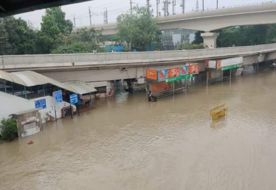 WATCH: Kashmere Gate's ISBT lane submerged in water as Yamuna enters ...