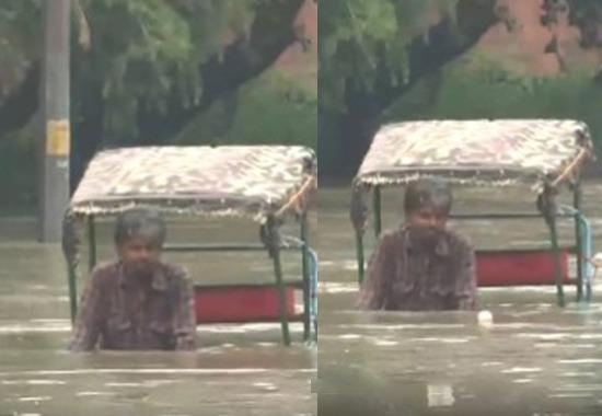 Delhi-Flood Delhi-Flood-Rickshaw-Puller Rickshaw-Puller-Delhi-Flood-Video