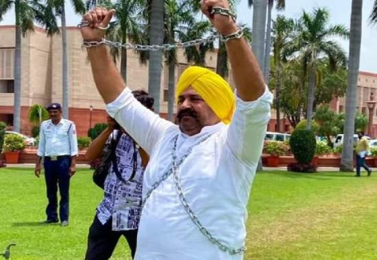 VIDEO: Jalandhar MP Sushil Rinku stages UNIQUE 'chained protest' outside Parliament to 'free democracy' | Sushil-Rinku,Sushil-Rinku-Chained-Protest,Sushil-Rinku-Protest-Outside-Parliament- True Scoop