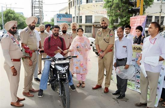 Jalandhar Police launches unique campaign: Traffic violators receive roses and road safety messages